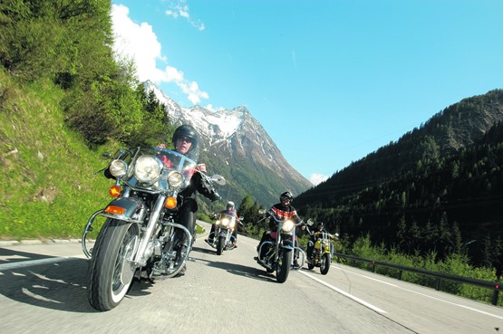 Auch auf der Motorradtour versichert: Das Motorradfahren ist, wie auch die meisten übrigen Sportarten, nicht vom Versicherungsschutz ausgenommen.