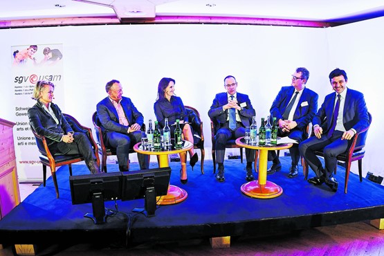 Panelgespräch zu Bildung: (v.l.) Nationalrätin Andrea Gmür (CVP/LU), Hans-Peter Baumgartner (Vorsitzender der Geschäftsleitung des SIU), Claudia Steinmann (Moderatorin), Lino Guzzella (Präsident ETH Zürich), Hans Michael Kellner (CEO Messer Schweiz AG) und Nationalrat Matthias Aebischer (SP/BE) sind sich einig, dass Berufsbildung und Innovation eng miteinander verknüpft sind.bild: André albrecht