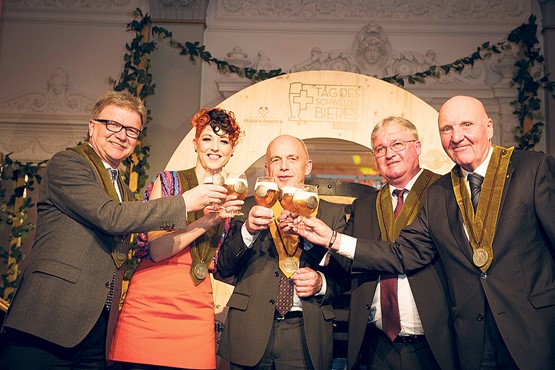 Wer erhält nach Bundespräsident Ueli Maurer den Bierorden 2014?  GastroSuisse-Präsident Klaus Künzli (v.l.), Meta Hiltebrand, Bundesrat Ueli Maurer, Dr. Markus Zemp, Präsident des Schweizer Brauerei-Verbandes, sowie Anton Glanzmann am letztjährigen Biertag. 