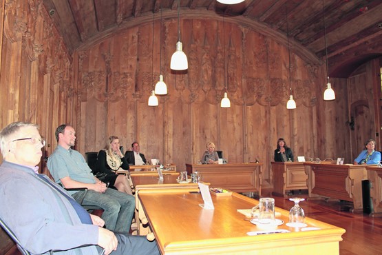 Bildung mit proparis: Delegierte im Sitzungszimmer der Kantonsregierung im Berner Rathaus.