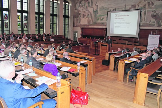 Im politischen Zentrum von Stadt und Kanton Bern: Der Grossratssaal im Berner Rathaus gab der 59. Stiftungsversammlung von proparis Vorsorge Schweiz einen würdigen Rahmen.