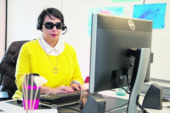 Die erblindete Maria Oddo arbeitet in Pfäffikon im Kanton Schwyz als Backoffice-Mitarbeiterin bei der Swiss Quality Broker AG.