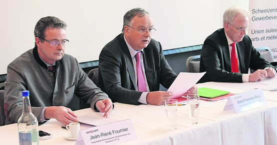 Drei Parteien, eine Meinung: Jean-René Fournier (CVP), Jean-François Rime (SVP) und Hans-Ulrich Bigler (FDP) verlangen zur Entlastung der KMU-Wirtschaft die Einführung einer systematischen Regulierungskostenbremse im Parlament.